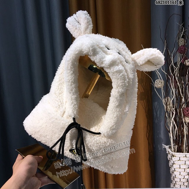 FENDI女秋冬季羊羔毛圍脖 芬迪2021最新款一體護耳保暖帽  mmj1620